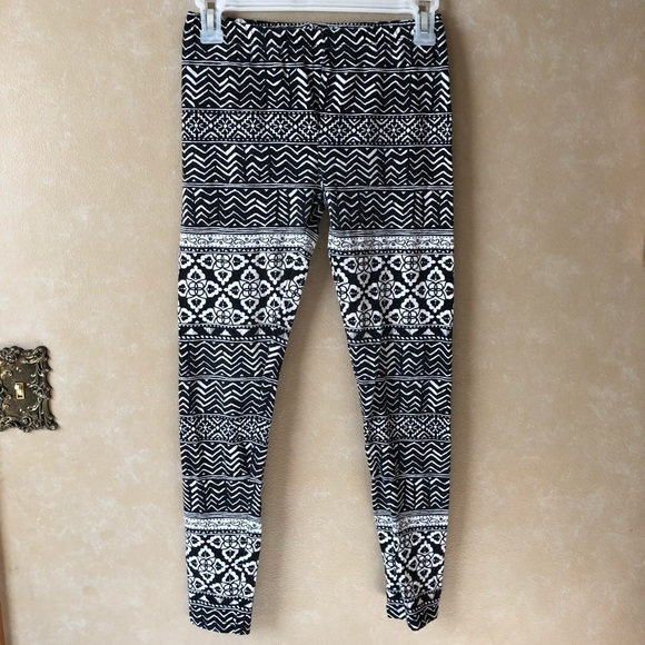 Forever 21 Pants - Forever 21 • patterned leggings